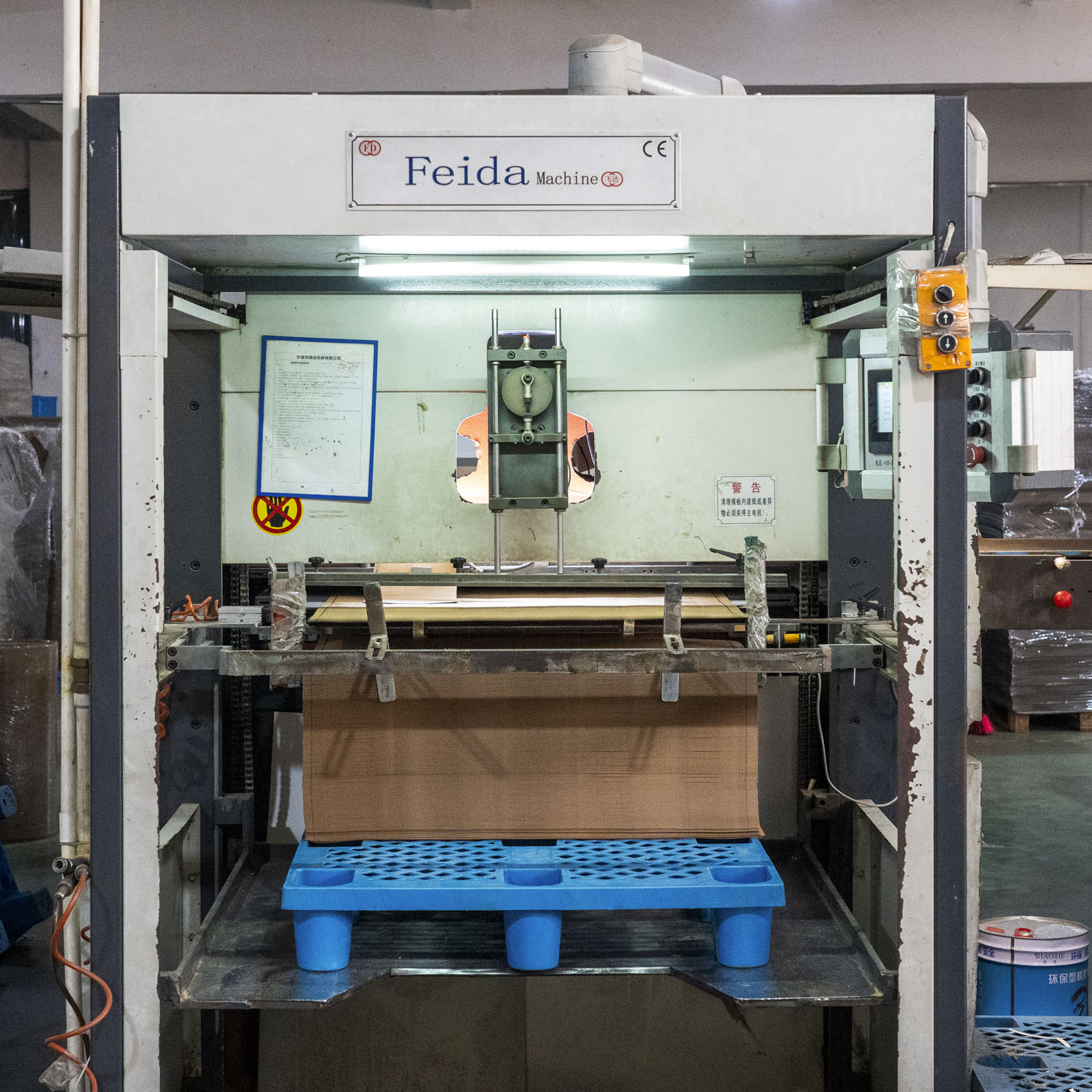 Die cutting equipment producing paper packaging blanks